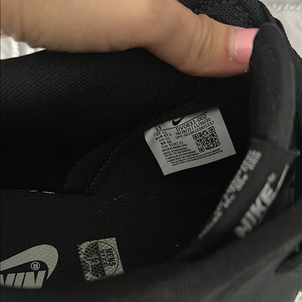 Nike Black and White Sneakers - Picture 6 of 6